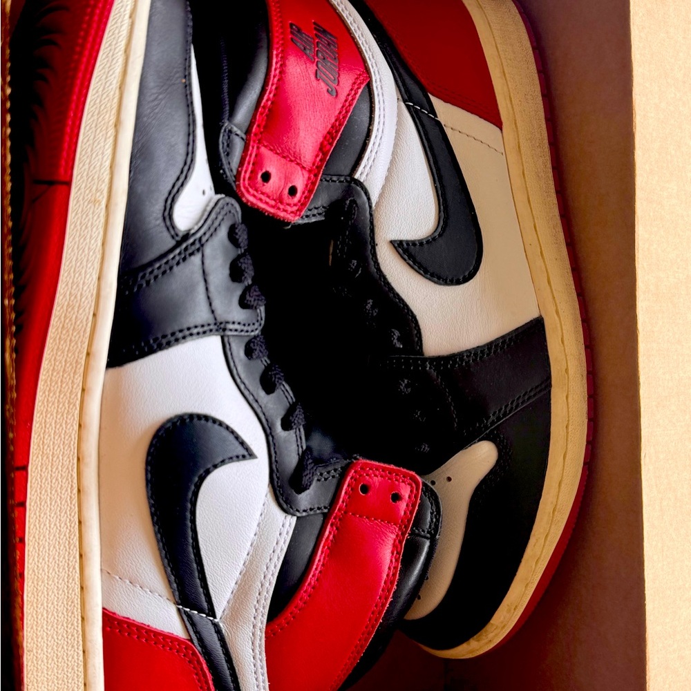 Used with replacement box 

Jordan 1 Black Toe Reimagined